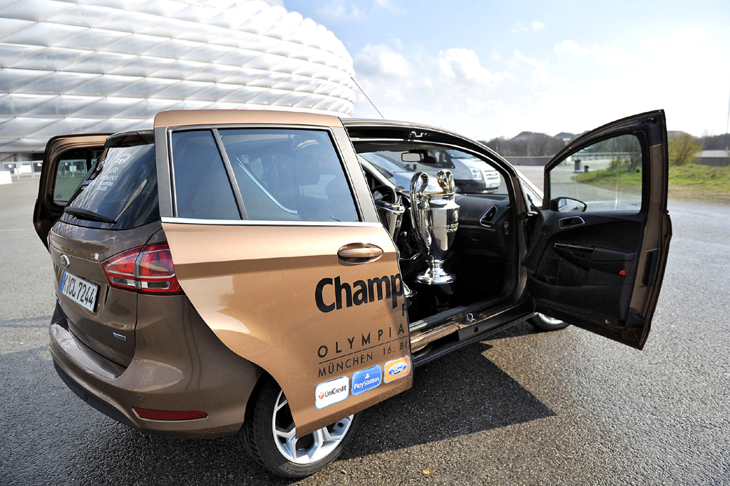 ... und im neuen B-Max noch einmal vor der Allianz-Arena.