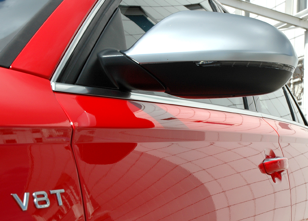 ... zu dem unter anderem Außenspiegel in Aluminium-Optik gehören. 