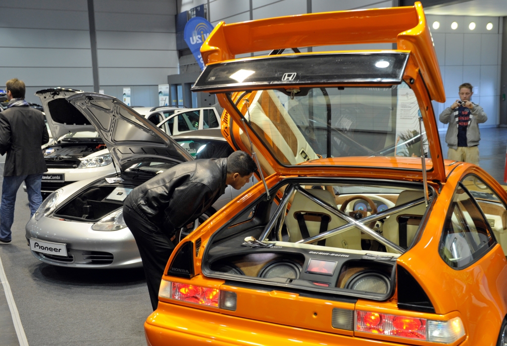 AMI 2012: „Die AMICOM motzt auf“ – Live-Einbau und laute Bässe auf Europas führender Car-Infotainment-Messe