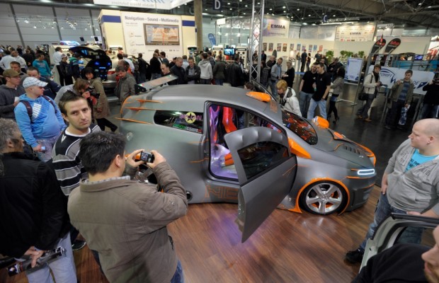 AMI 2012: „Die AMICOM motzt auf“ – Live-Einbau und laute Bässe auf Europas führender Car-Infotainment-Messe