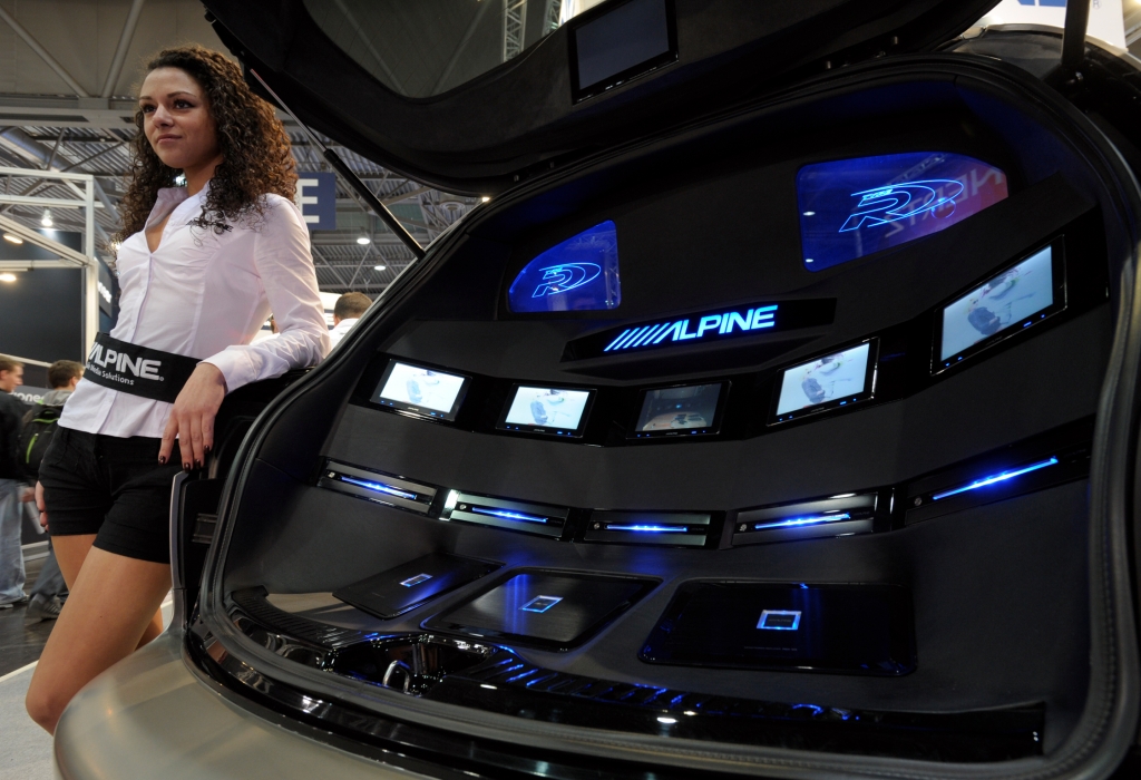 AMI 2012: „Die AMICOM motzt auf“ – Live-Einbau und laute Bässe auf Europas führender Car-Infotainment-Messe