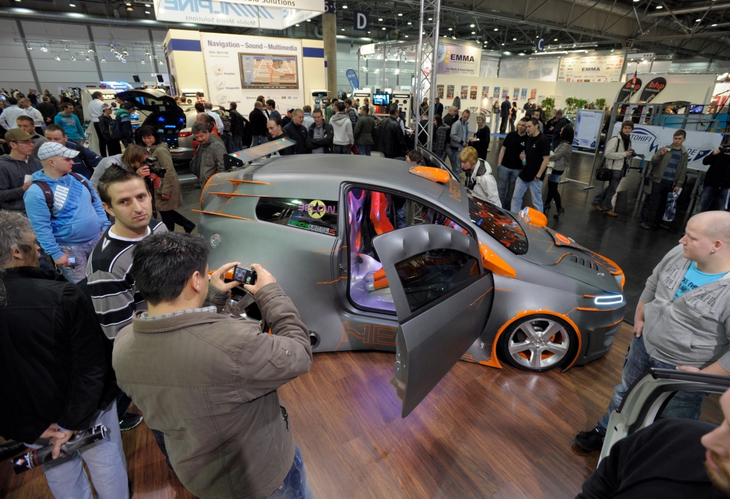 AMI 2012: „Die AMICOM motzt auf“ – Live-Einbau und laute Bässe auf Europas führender Car-Infotainment-Messe