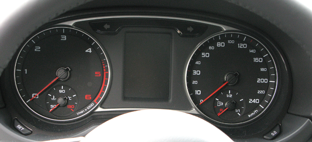 Audi A1: Blick durch den Lenkradkranz auf die Rundinstrumentierung. 
