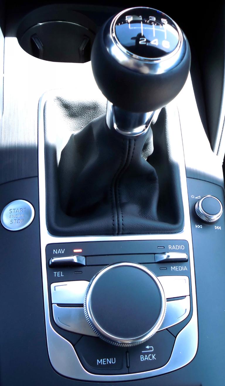Audi A3: ... und auf den unteren mit der Bedieneinheit um den Dreh-/Drückknopf. 