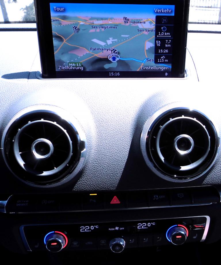 Audi A3: Blick auf den oberen Teil des mittleren Instrumenträgers ... 