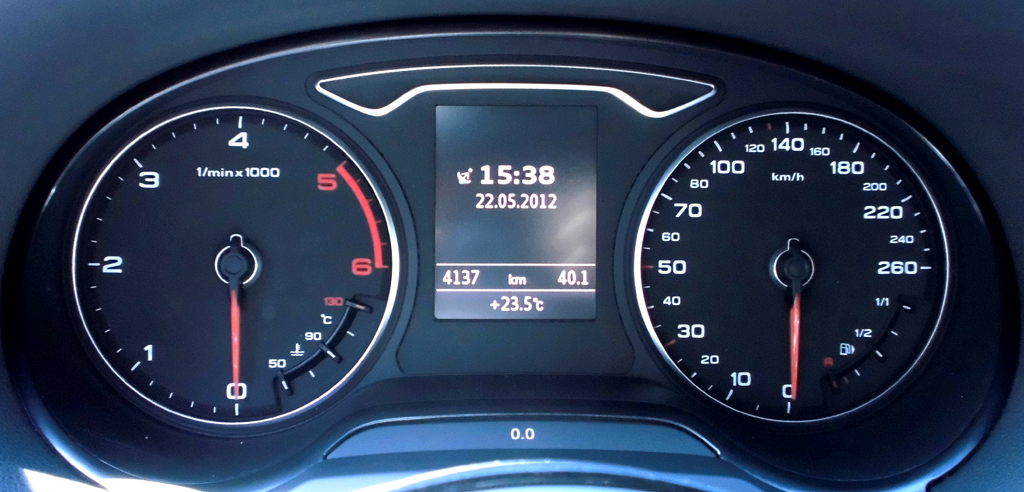 Audi A3: Blick durch den Lenkradkranz auf die Rundinstrumentierung. 
