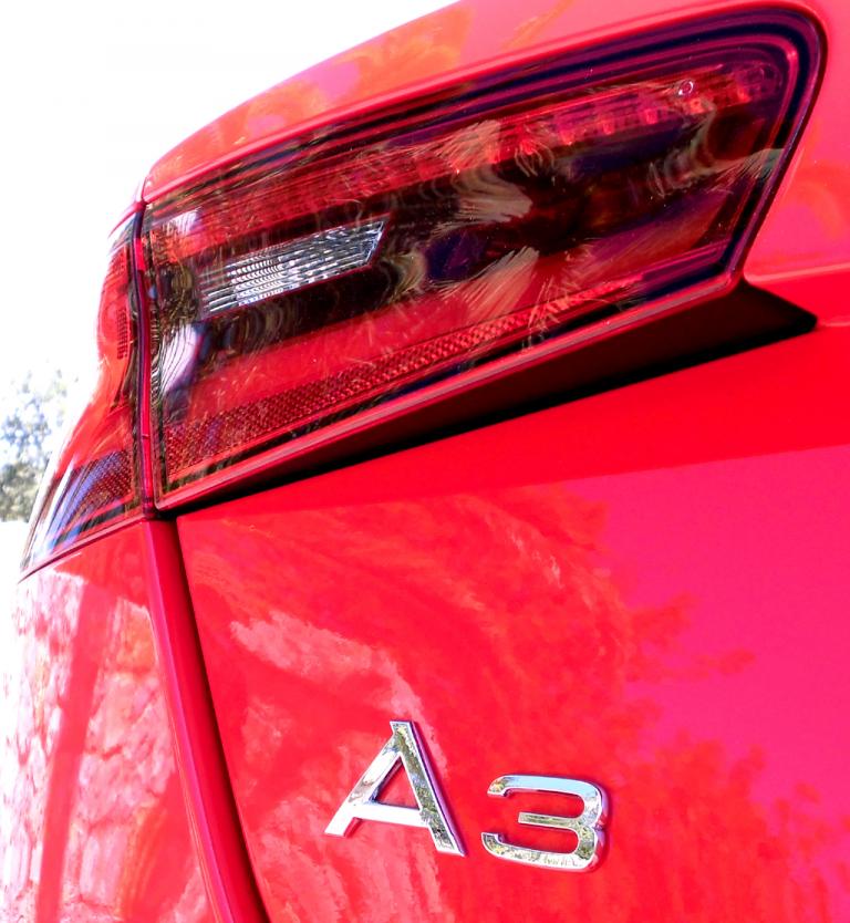 Audi A3: Moderne Leuchteinheit hinten mit Modellschriftzug. 