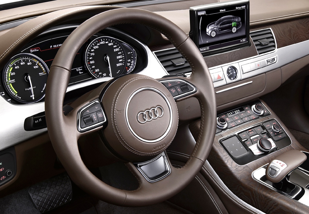 Audi A8 Hybrid: Blick ins genauso noble wie sportlich-funktionelle Cockpit. 