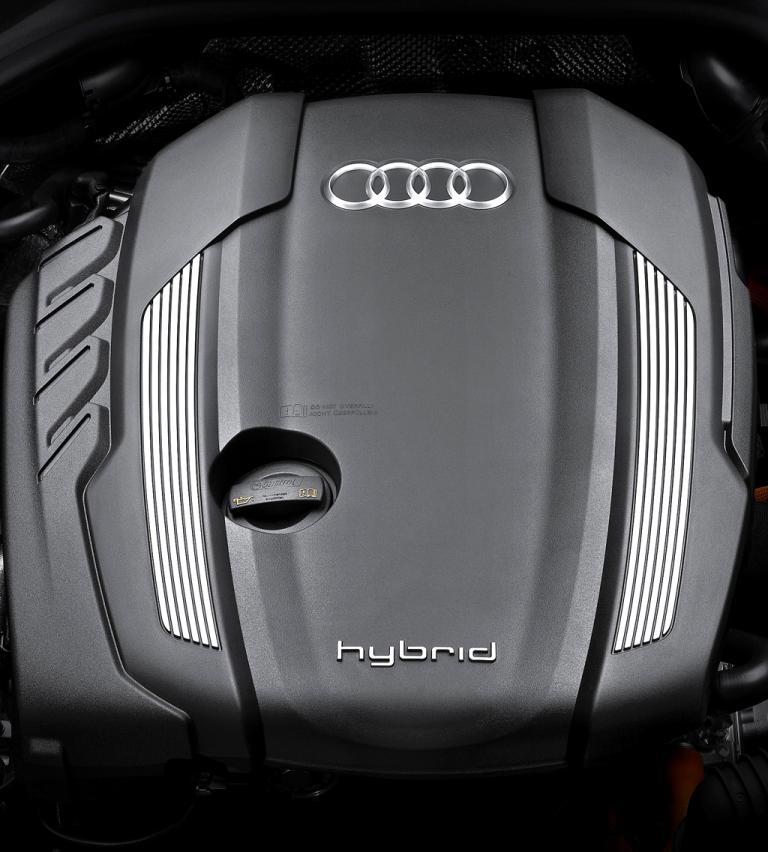 Audi A8 Hybrid: Blick unter die Haube auf den 2,0-Liter-Turbobenzindirekteinspritzer. 