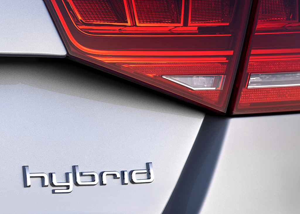 Audi A8 Hybrid: Moderne Leuchteinheit hinten mit Antriebsschriftzug. 