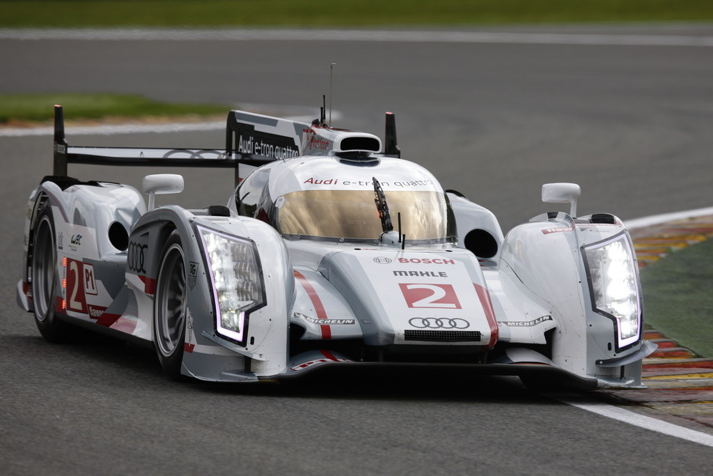 Audi-Werksfahrer blicken in Le Mans in digitalen Rückspiegel