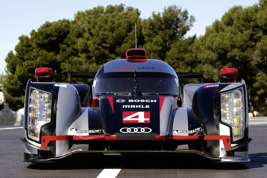 Audi-Werksfahrer blicken in Le Mans in digitalen Rückspiegel