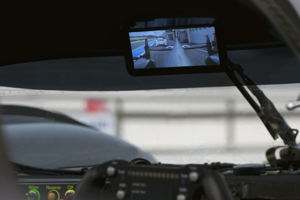 Audi-Werksfahrer blicken in Le Mans in digitalen Rückspiegel