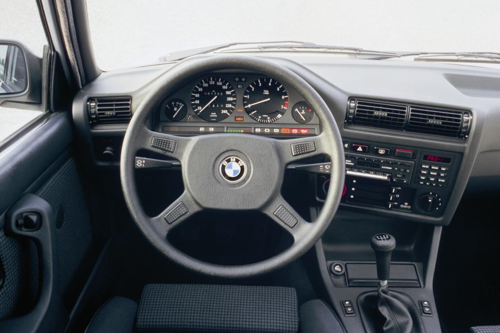 BMW 325i Cockpit 1986
