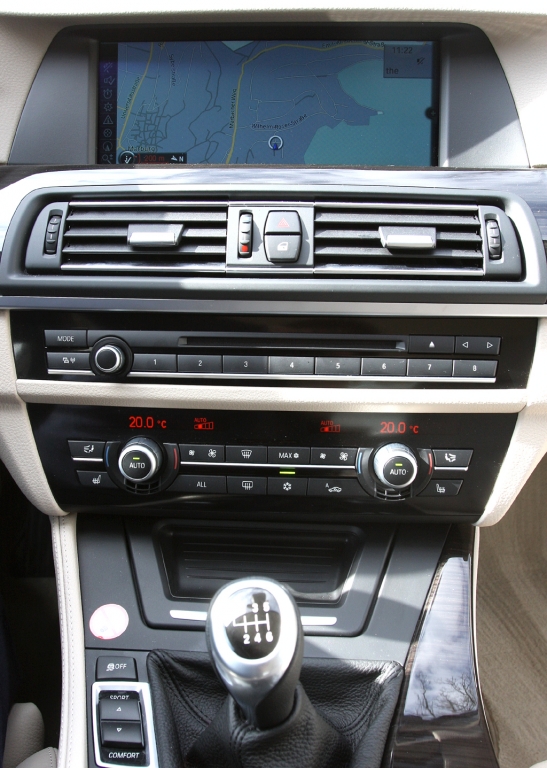 BMW 520d EfficientDynamics: Blick auf den mittleren Armaturenträger.