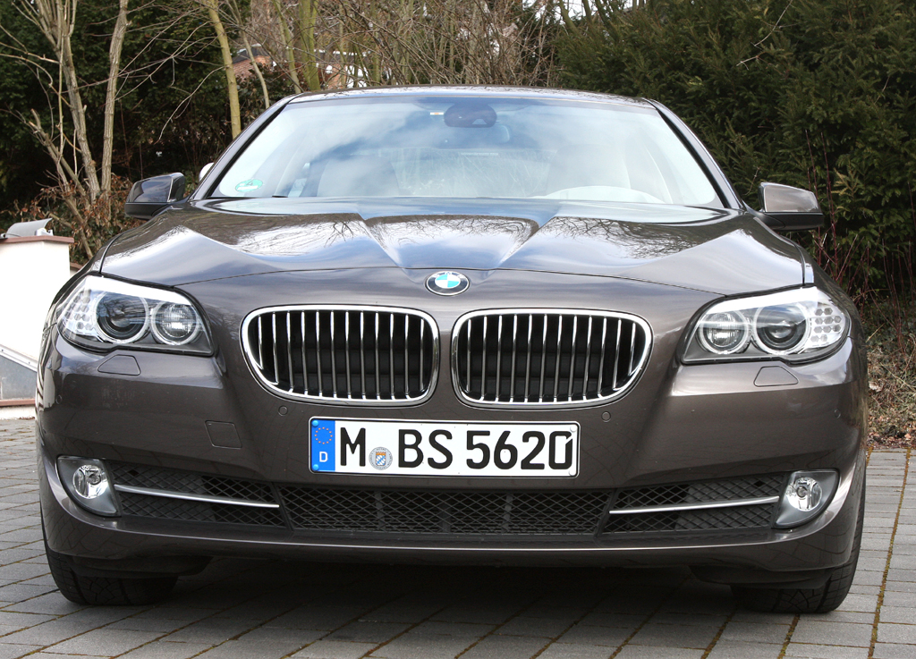 BMW 520d EfficientDynamics: Blick auf die Frontpartie der Limousine.
