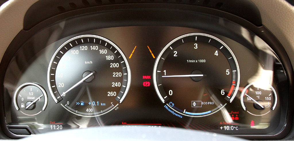 BMW 520d EfficientDynamics: Blick durch den Lenkradkranz auf die Rundinstrumentierung.
