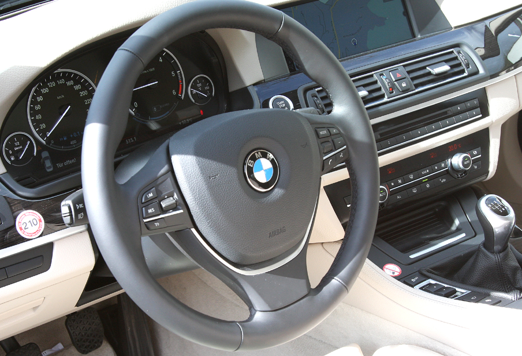 BMW 520d EfficientDynamics: Blick ins sportlich-funktionelle Cockpit.