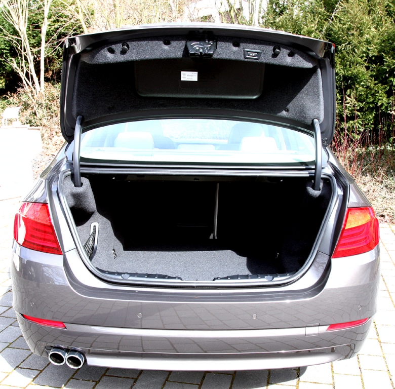 BMW 520d EfficientDynamics: Ins Gepäckabteil passen stattliche 520 Liter hinein.