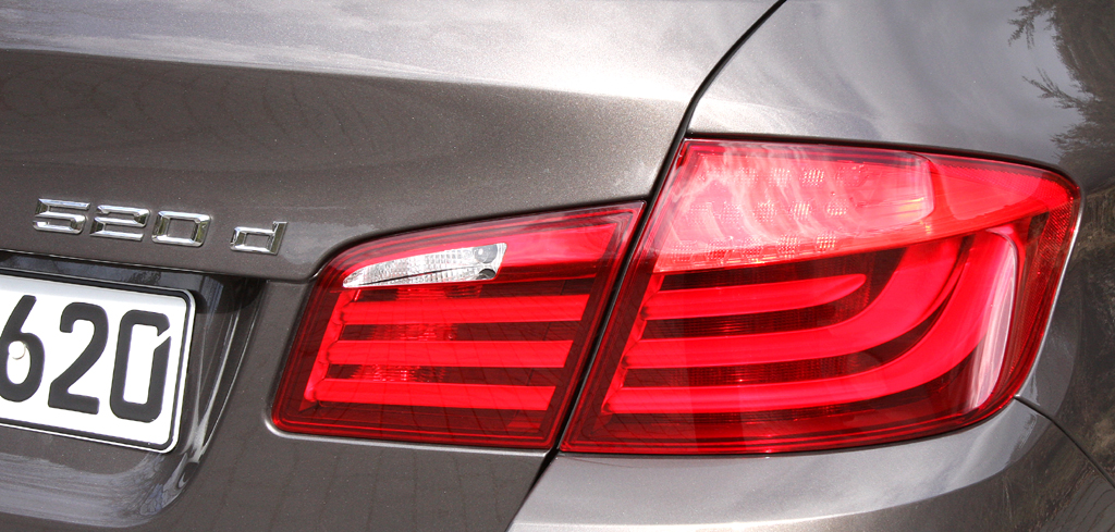 BMW 520d EfficientDynamics: Moderne Leuchteinheit hinten mit Motorisierungsschriftzug.