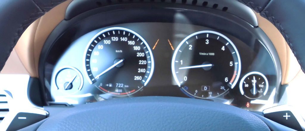 BMW 6er Gran Coupé: Blick durch den Lenkradkranz auf die Rundinstrumentierung. 