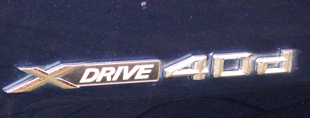 BMW X6 40d: (Allrad-)Antriebs- und Motorisierungsschriftuug an der Seite.
