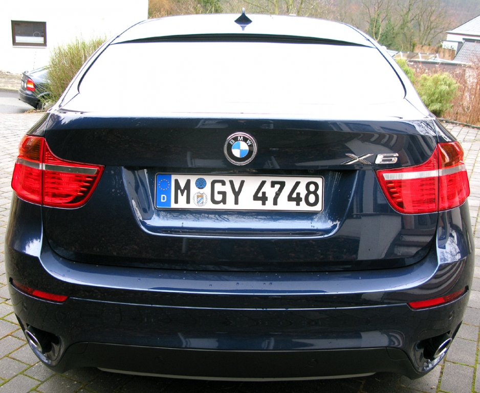BMW X6 40d: Blick auf das wuchtige Heck.
