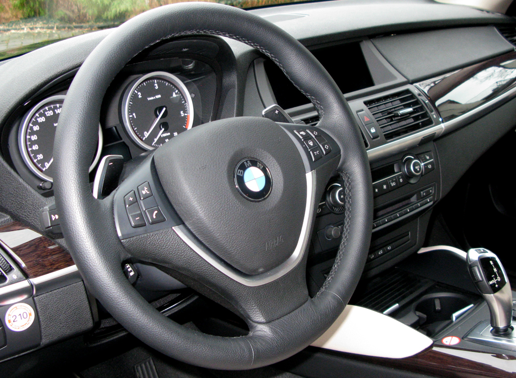BMW X6 40d: Blick ins sportlich-funktionelle Cockpit.