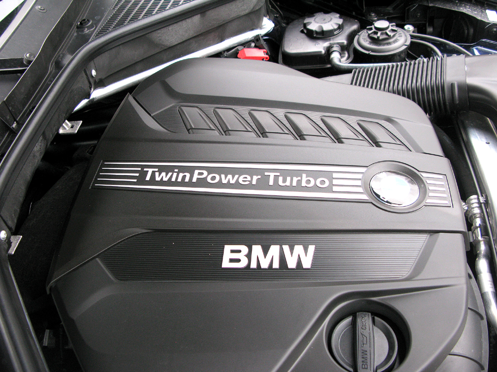BMW X6 40d: Blick unter die Haube auf den 3,0-Liter-Selbstzünder.