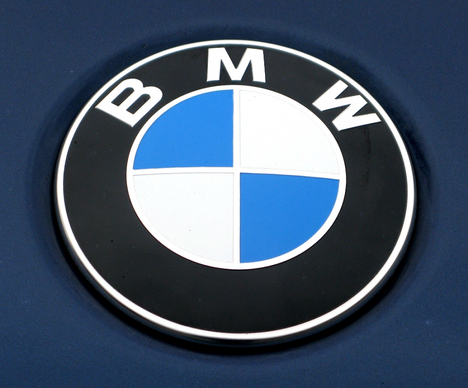 BMW X6 40d: Das Markenlogo sitzt vorn direkt über der Doppelniere.