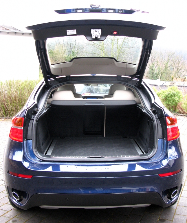BMW X6 40d: Ins Gepäckabteil passen 570 bis 1450 Liter hinein.
