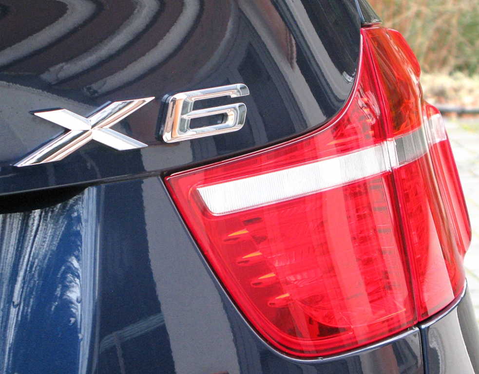 BMW X6 40d: Moderne Leuchteinheit hinten mit Modellschriftzug.