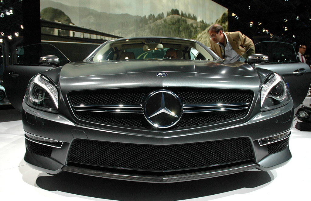 Blick auf die Frontpartie des Luxusroadsters. 