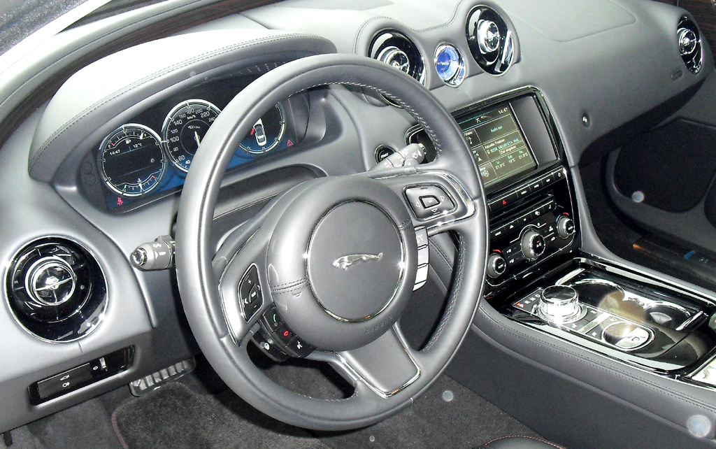 Blick ins noble XJ-Cockpit. 