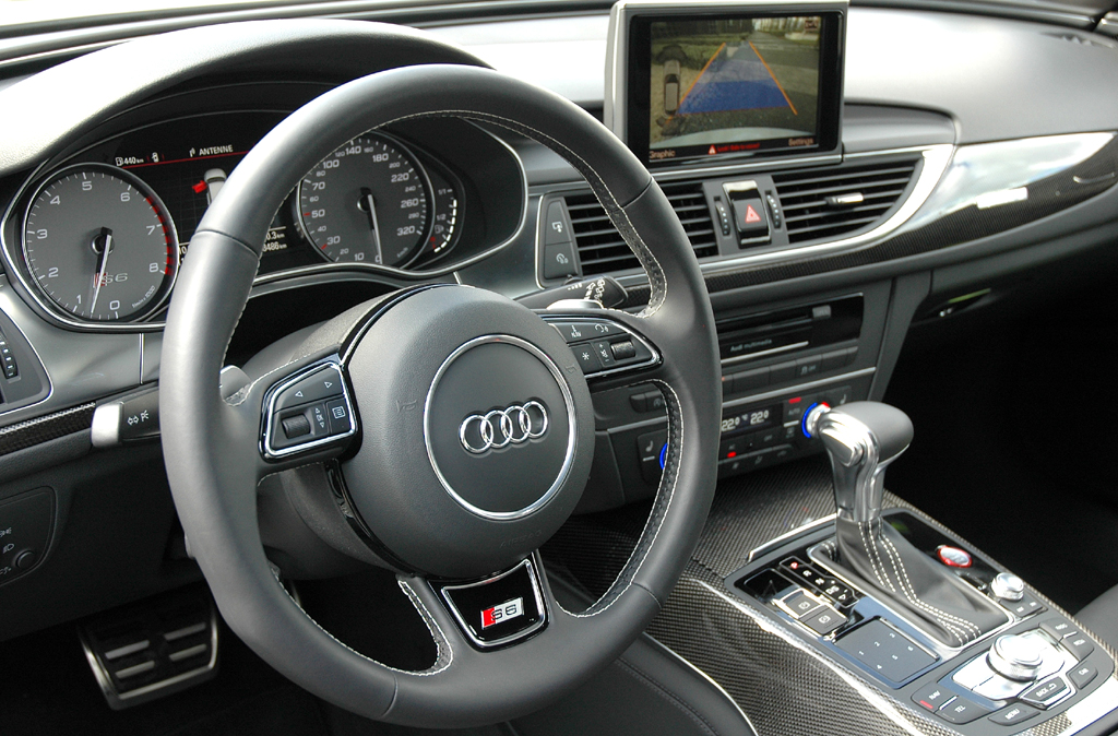 Blick ins sportlich-funktionelle Cockpit. 