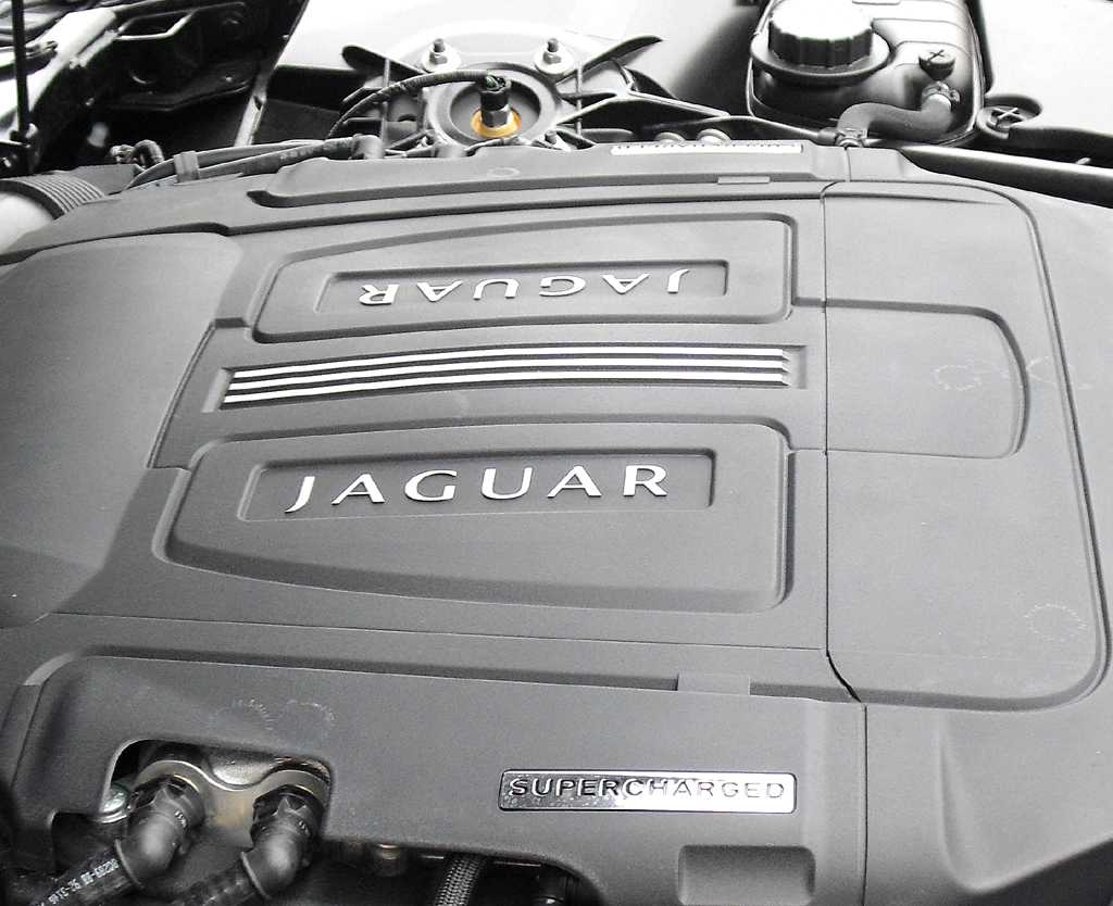 Blick unter die Haube auf den 405/550 kW/PS starken Kompressor-Achtzylinder. 