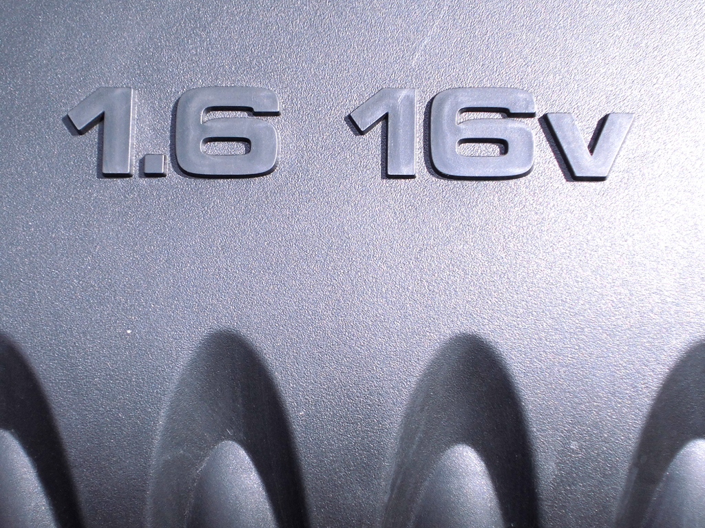 Blick unter die Haube beim neuen Kompakt-SUV-Modell von Citroën. 