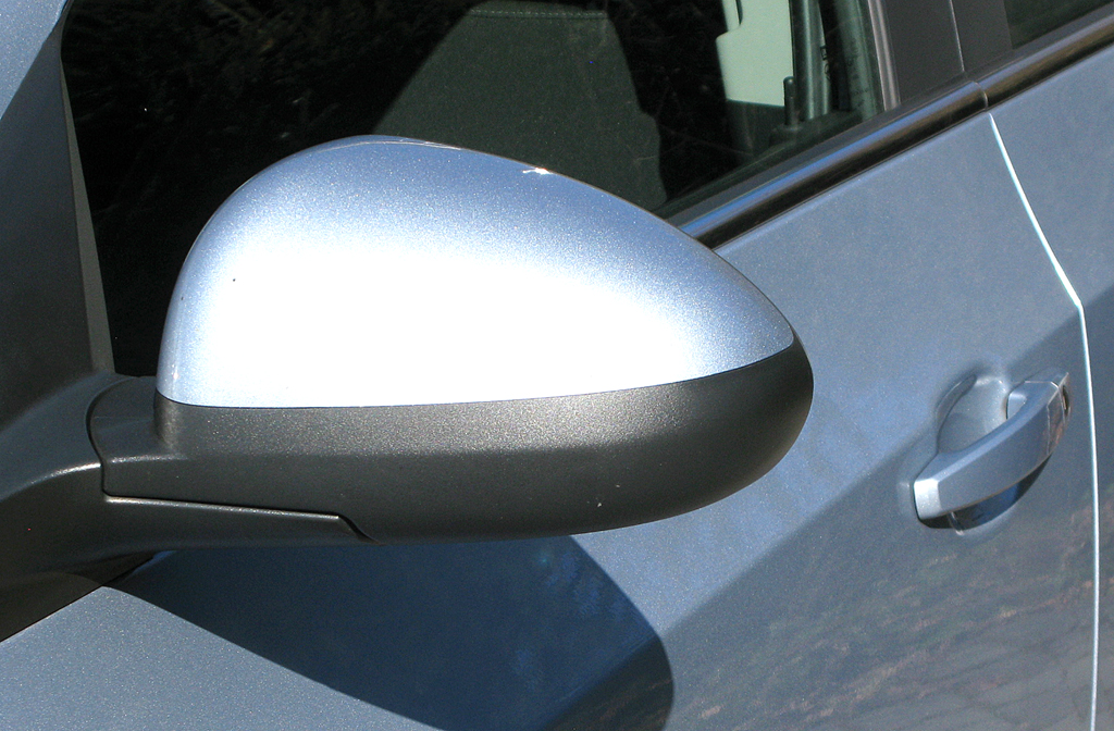 Chevrolet Aveo: Blick auf den Außenspiegel auf der Fahrerseite. 