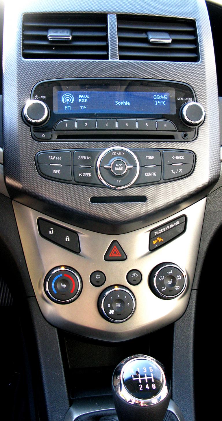 Chevrolet Aveo: Blick auf den mittleren Armaturenträger. 
