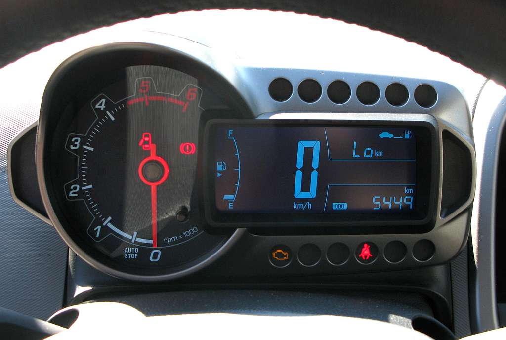 Chevrolet Aveo: Blick durch den Lenkradkranz auf die Instrumentierung. 