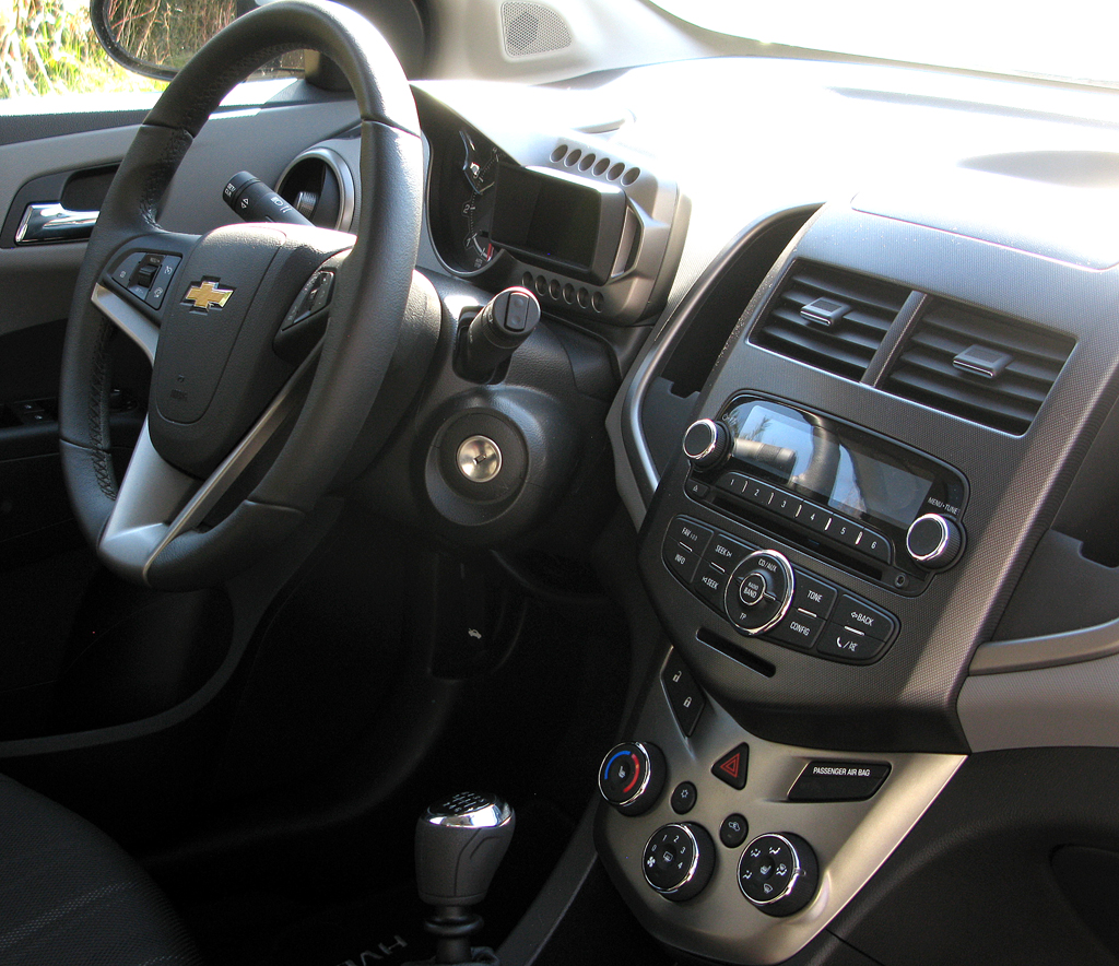 Chevrolet Aveo: Blick ins recht übersichtlich gestaltete Cockpit. 