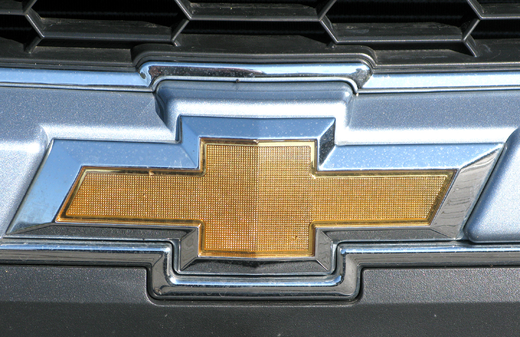 Chevrolet Aveo: Das Markenlogo sitzt vorn unter dem oberen Kühlergrill. 