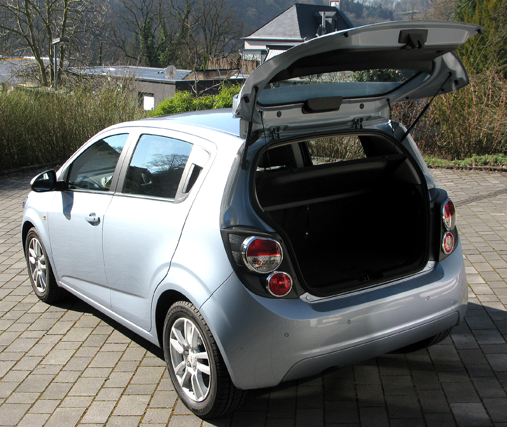 Chevrolet Aveo: Ins Gepäckabteil passen 290 bis 653 Liter hinein. 
