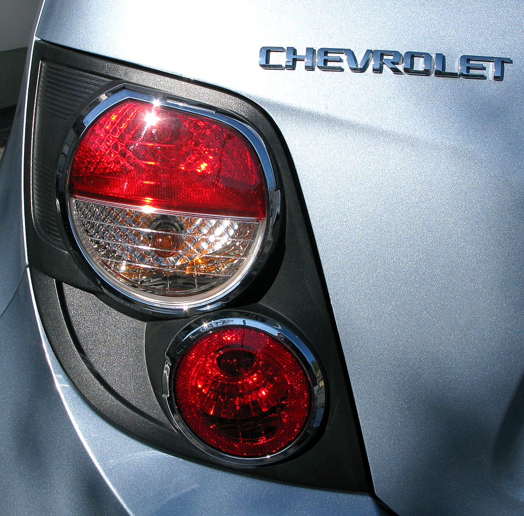 Chevrolet Aveo: Moderne Rundleuchteneinheit hinten mit Markenschriftzug. 