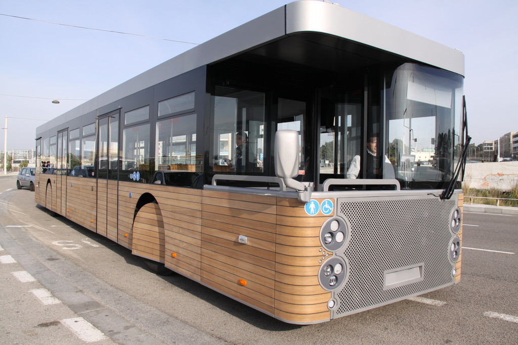 Cobus baut richtungsunabhängigen Touristenbus
