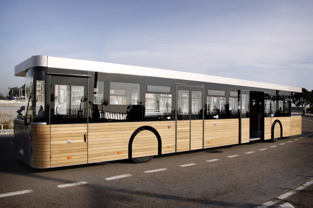 Cobus baut richtungsunabhängigen Touristenbus