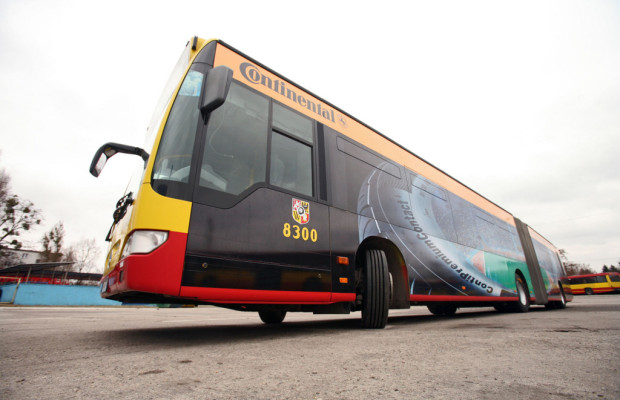 Continental unterstützt Fußball-EM mit Reifen und Fan-Bussen
