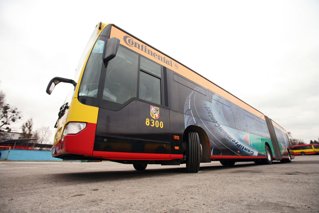 Continental unterstützt Fußball-EM mit Reifen und Fan-Bussen