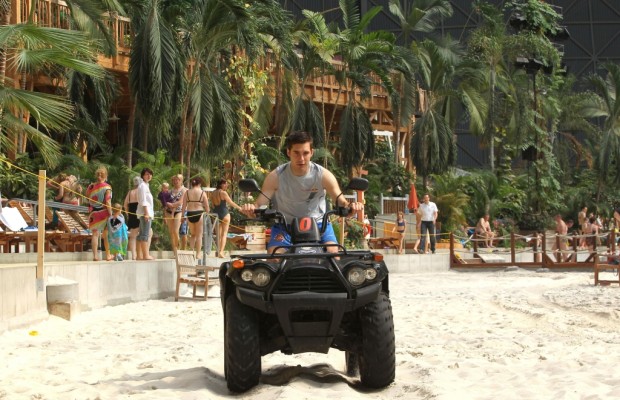 DTM 2012: Audi-Pilot Miguel Molina  mit E-Quad im Tropical Island unterwegs