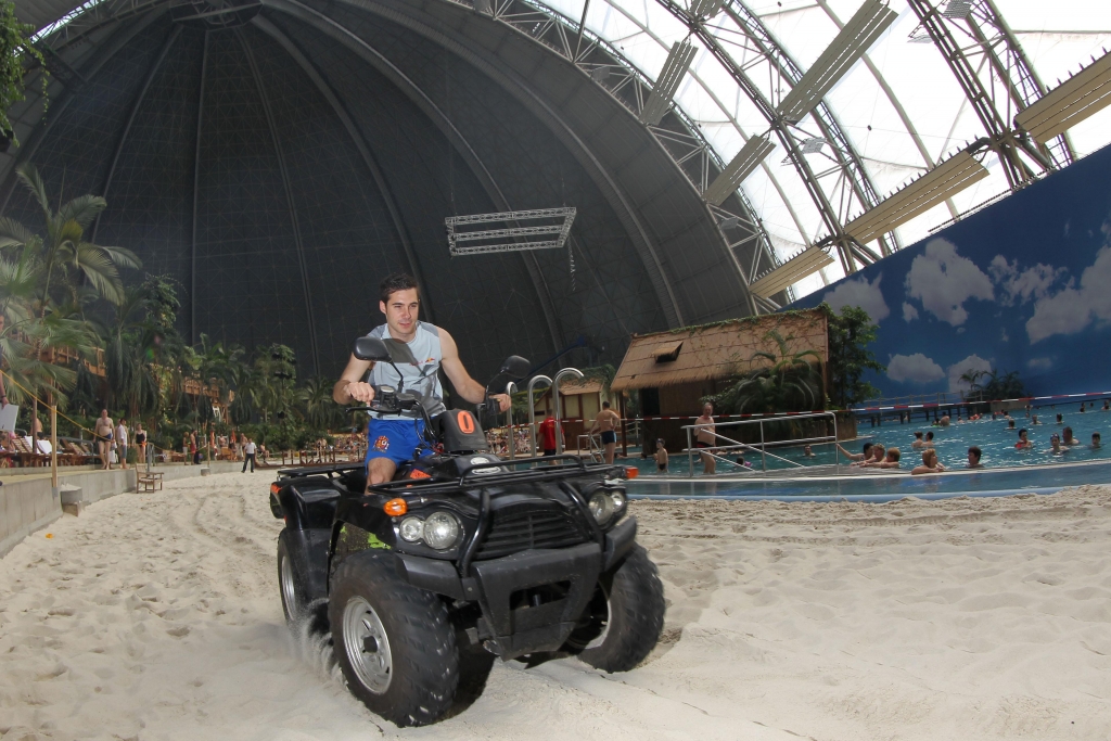 DTM 2012: Audi-Pilot Miguel Molina  mit E-Quad im Tropical Island unterwegs
